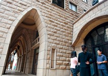 穿著高跟鞋蓋房子