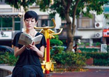 擦著肥皂看夏宇的詩集，好快樂