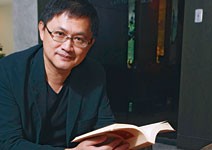 每年扛5000億營收 對閱讀痴情不變