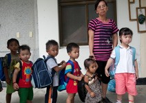 缺錢缺人不缺愛， 拉拔山上的孩子長大