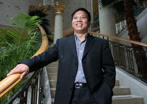 人稱杜拜王， 做買賣全球的轉口生意