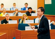 他不是閣揆，是商管教育 國際化的新期待