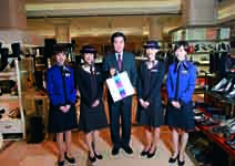 新光三越〉員工2萬5000名，服務一致化