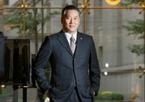 辜仲立鴨子划水 中租成租賃業巨人