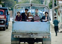 逗趣的故事，藏著嚴肅族群議題