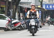 以電動機車代步， 15個月跑8200多公里