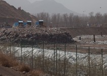 垃圾像七環， 圍住光鮮亮麗北京城