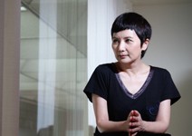 搶書看搶到打人， 原來書是她的床邊伴友