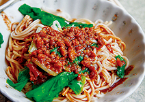 在牛雜湯裡燙出野菜原味也是一絕