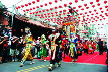鹿港慶端陽65萬人同看藝陣踩街