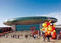 昔日荒涼西域，現仰起鼻尖就能碰到商機