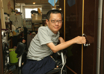 僅右手指頭能動的他，要拚讓台灣無障礙