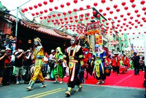 鹿港慶端陽65萬人同看藝陣踩街
