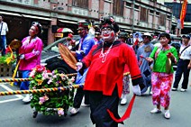 國際花鼓節 村口吵村尾，花枝招展又逗趣