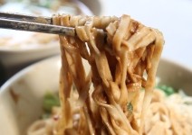 麻醬麵的黏糊與香腴，是收工後宵夜的盼望