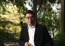 做盒子他是鞋盒大王；蓋房子他改寫豪宅標準