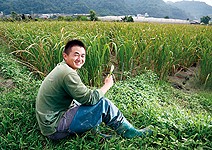 你會笑他憨？他像照顧孩子般呵護土地