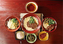 除了玫瑰鹽，這碗牛肉麵完全不調味