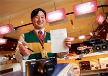 比手劃腳寫字條，瘖啞人士一樣開心被服務