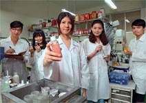 邊賺錢邊賺學歷，碩職專班不跌反升