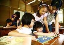 不只會推新藥， 也用心教東部孩子講英文