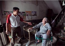 揹老兵骨灰回大陸，完成老兵最後願望