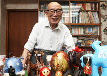 坐雪撬、騎駱馬，91歲照樣全球趴趴走