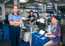 召募街坊退休族當員工，解決長年人力荒