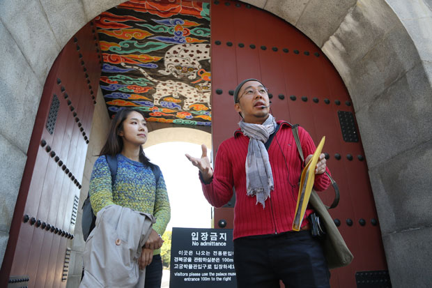 聘老村居民當導遊，找回旅行意義