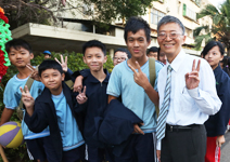 站校門大聲問早，把禮貌教育融入生活