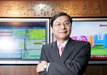 以跑百米速度 讓金融產業活起來