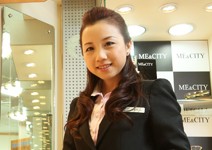 領16K的端盤小妹，改賣眼鏡年薪能破百萬？