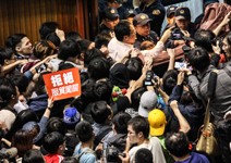 外商、陸企投資大縮手，多國經貿談判也喊卡