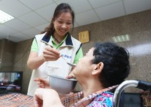 把阿公阿嬤當家人疼，安養中心不再冷冰冰
