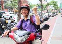 送餐到洗澡全包辦，幽默聊天讓長輩展笑顏