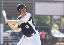 帶長輩海泳、飆風環島，颳起全台不老旋風