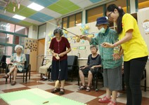 阿公阿嬤上學去， 唱《兩隻老虎》玩遊戲