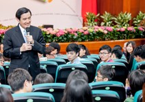 努力甩掉政治權貴形象，淡化黨派色彩