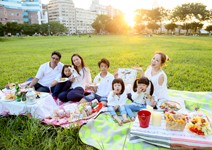 草地上當野孩子， 全家人都開心