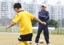 教踢球也教品行，合作比贏球更重要