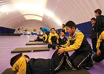 體育館像無塵室，砸錢護孩子健康