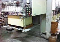 廠內戒備森嚴，噴粉如雪花漫天飛舞……