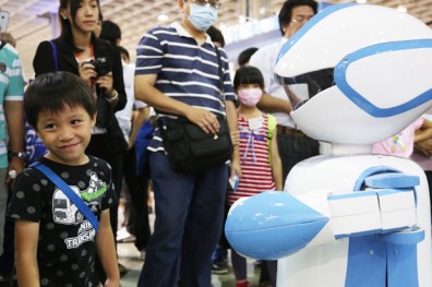 日本率先引進機器人，考驗未來人力資源