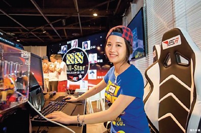 陪玩家唱歌、聊天，實況主月入10萬