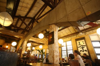 從窗櫺灑落光影，感受茶飲的圓融