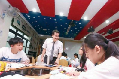 英語情境教室 領頭推行浸潤式教學