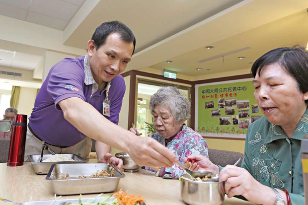 10年服務上百家庭，61歲樂當銀髮保母