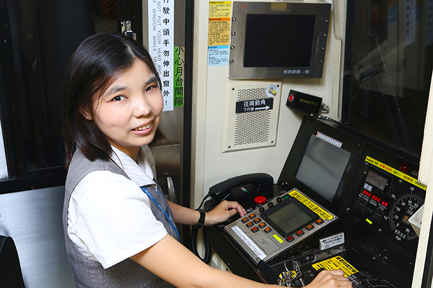 司機兼客服，日載萬名乘客平安返家