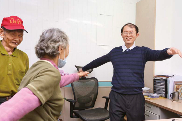追著長者勸打流感疫苗