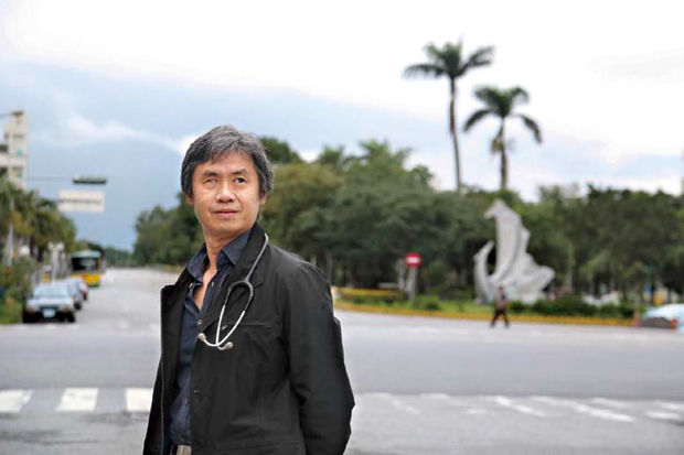 嚴格卻和病人打成一片